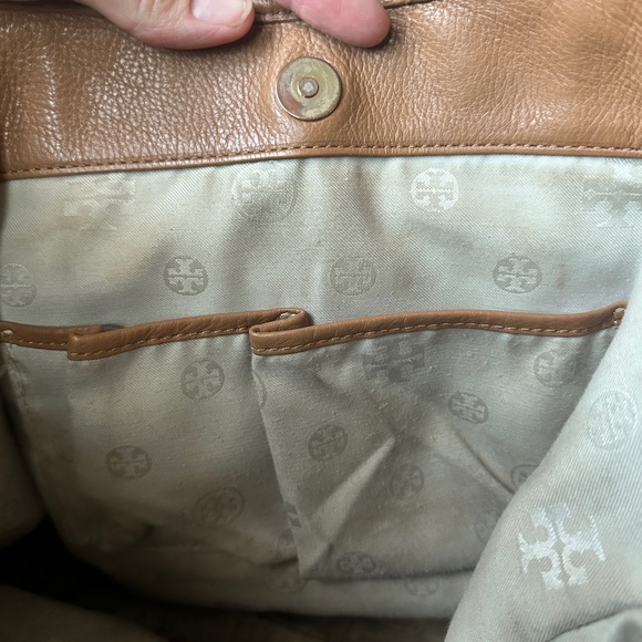 Tory Burch Amanda Hobo Bag Caramel Leather - Picture 14 of 17